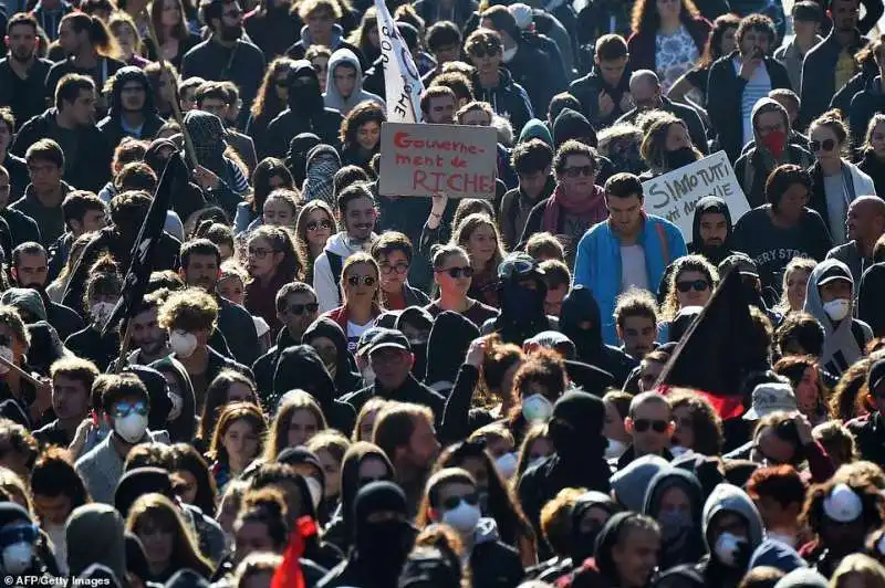 proteste contro macron 2