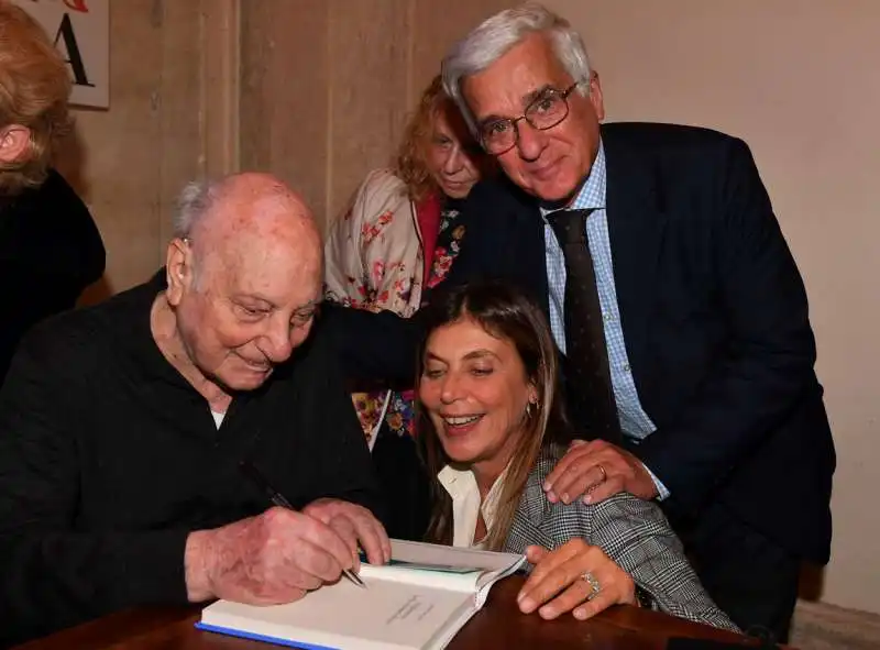 raffaele la capria autografa il libro a raffaella e luigi chiariello