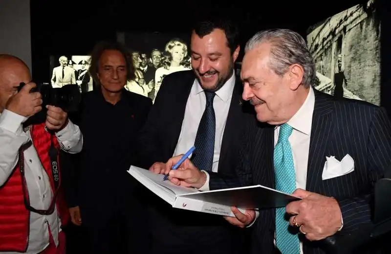 rino barillari autografa il libro con le foto della mostra al ministro salvini (2)