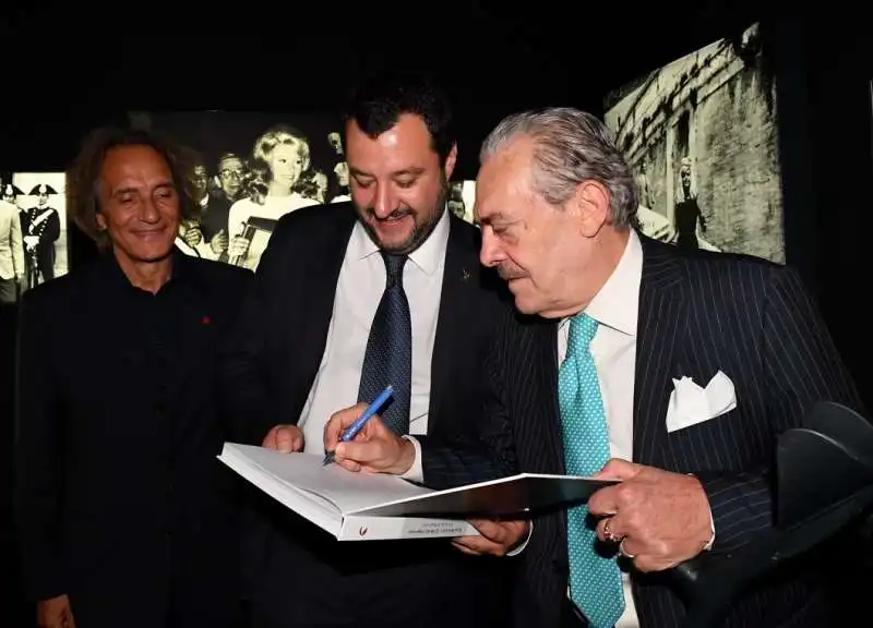 rino barillari autografa il libro con le foto della mostra al ministro salvini (3)