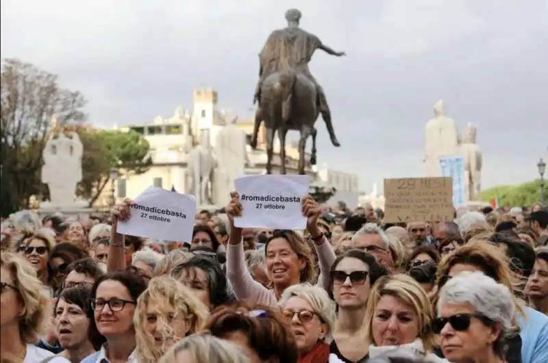 roma dice basta la manifestazione al campidoglio contro la raggi 13