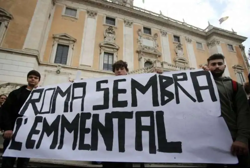 roma dice basta la manifestazione al campidoglio contro la raggi 2