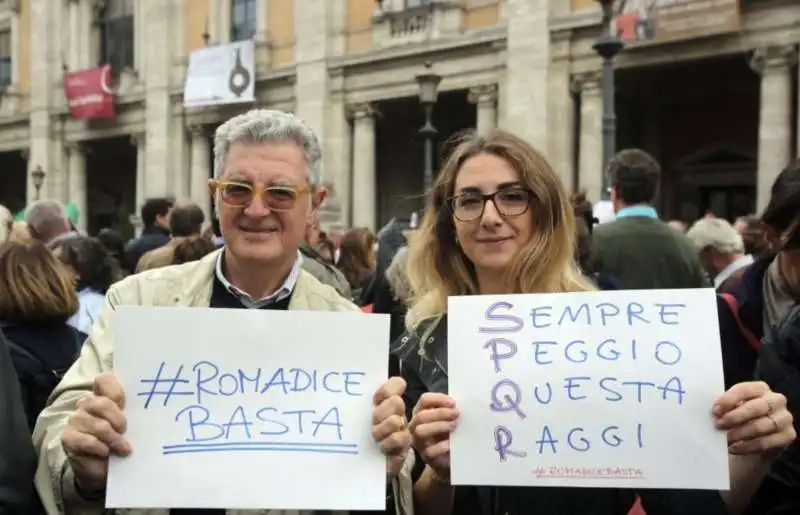 roma dice basta la manifestazione al campidoglio contro la raggi 8