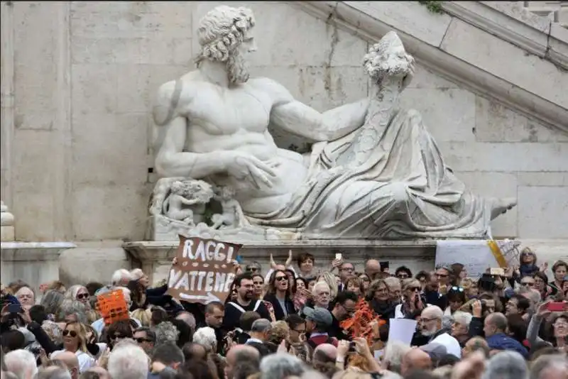 roma dice basta la manifestazione al campidoglio contro la raggi 9