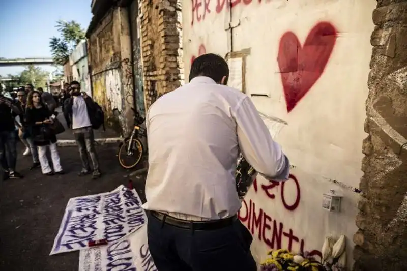 salvini depone una rosa per desiree, la 16enne morta a san lorenzo 3