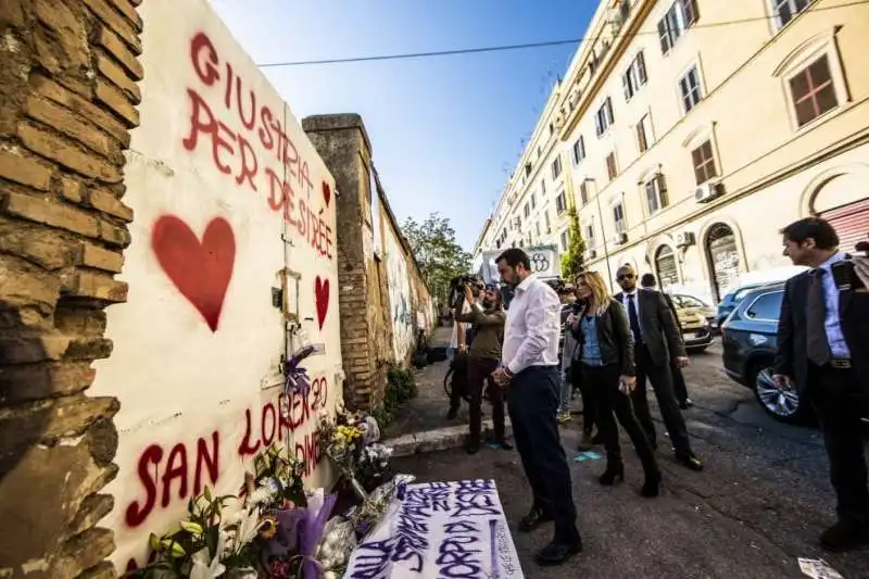 salvini depone una rosa per desiree, la 16enne morta a san lorenzo 7