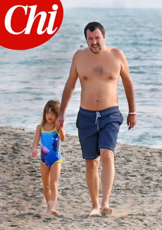 SALVINI IN FORMA AL MARE CON LA FIGLIA MIRTA