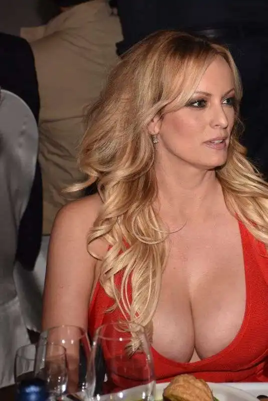 stormy daniels alla fiera dell'erotismo di berlino 9