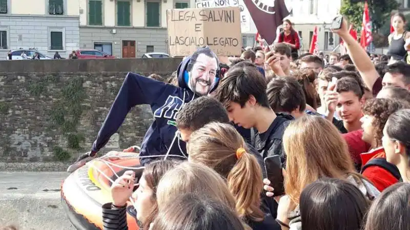 studenti gettano fantoccio di salvini in arno 3