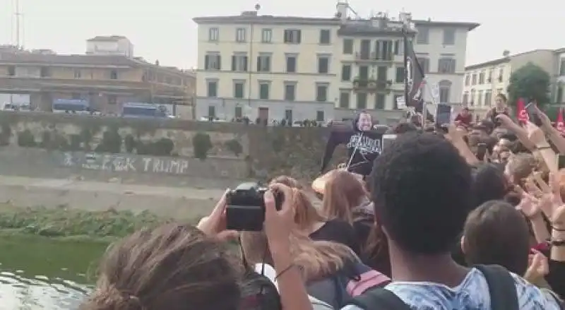 studenti gettano fantoccio di salvini in arno 5