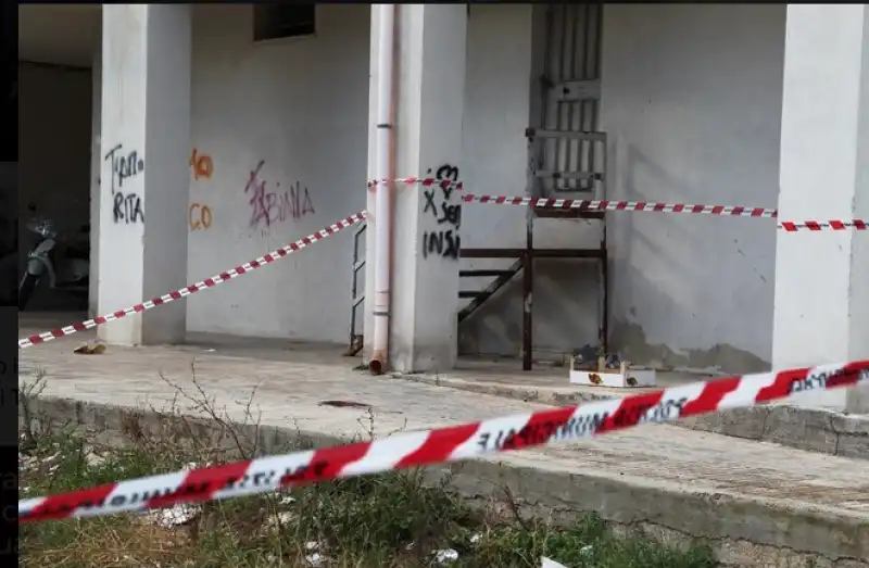 taranto uomo getta figlia dal balcone