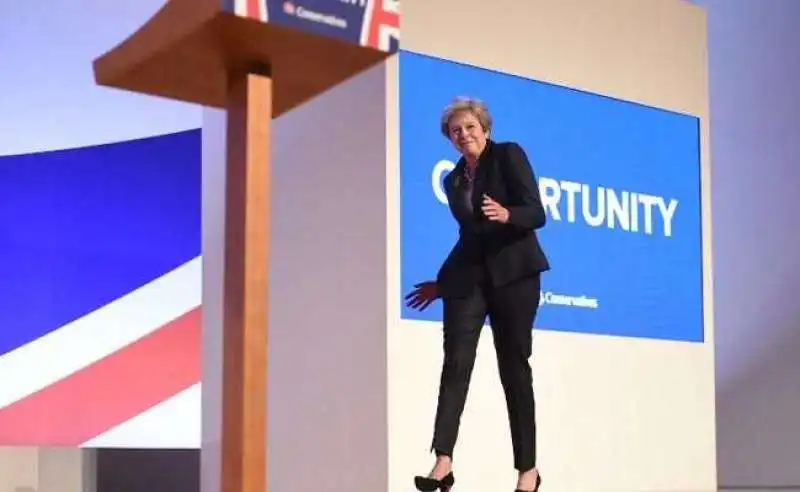 theresa may balla sul palco 1