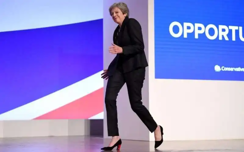 theresa may balla sul palco 2