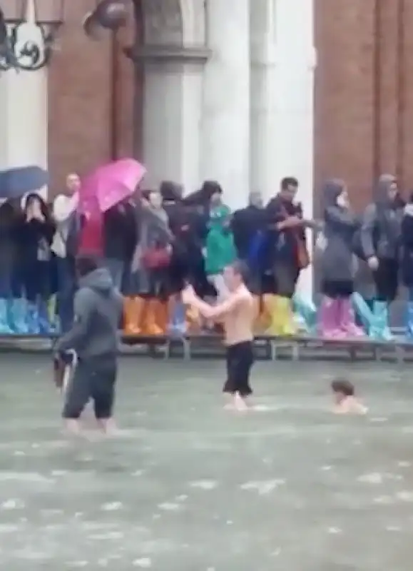 venezia tuffi piazza san marco