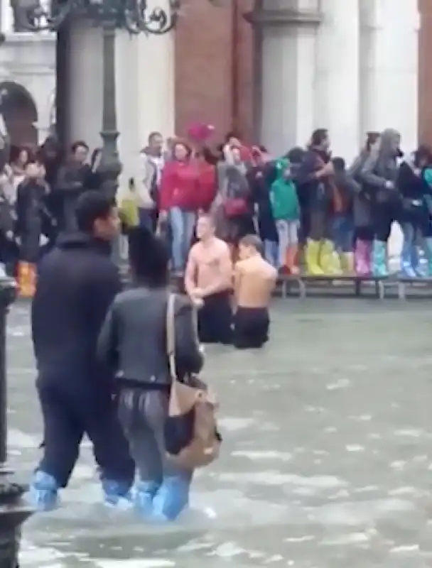 venezia tuffi piazza san marco