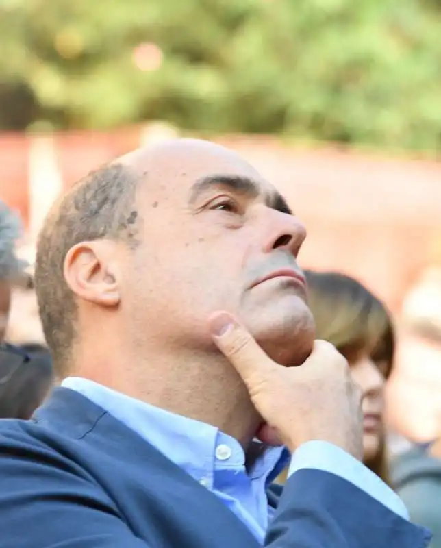 zingaretti ascolta l intervento di gentiloni