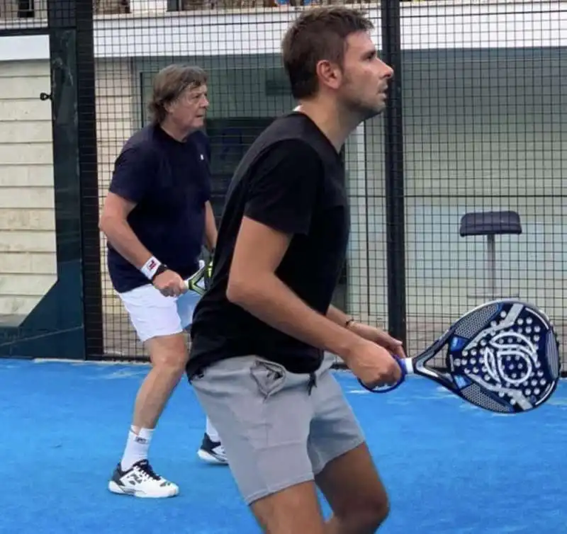 ADRIANO PANATTA E ALESSANDRO DI BATTISTA GIOCANO A PADEL