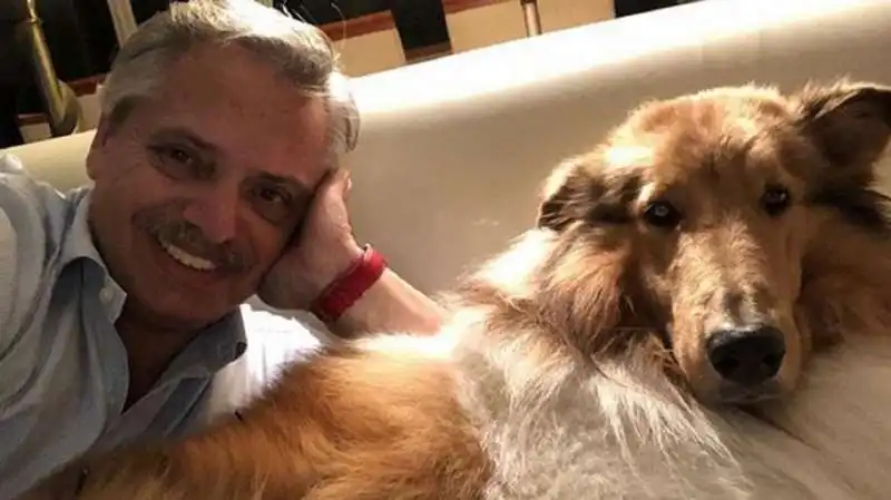 ALBERTO FERNANDEZ CON IL SUO CANE DYLAN