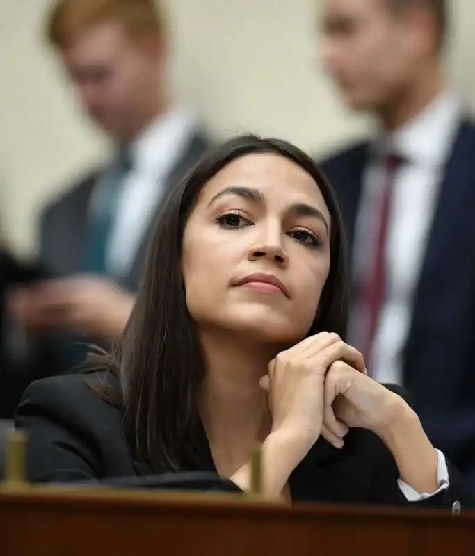 alexandria ocasio cortez si cucina zuckerberg al congresso 6