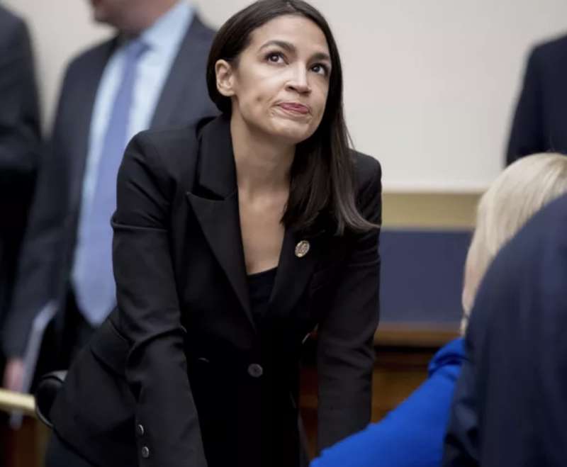 alexandria ocasio cortez si cucina zuckerberg al congresso 7