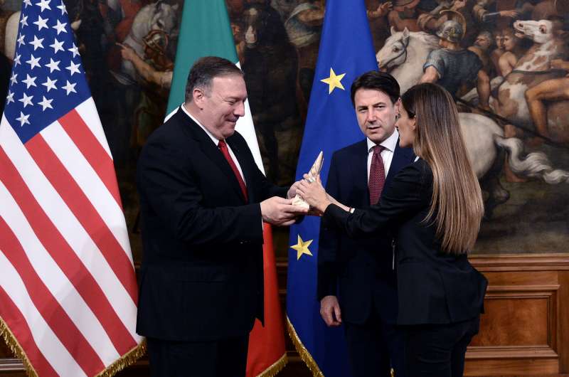 alice martinelli da' un pezzo di parmigiano a mike pompeo e giuseppe conte la fulmina 1