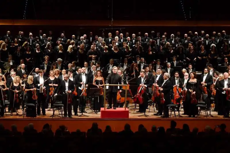 antonio pappano e l orchesta ricevono l applauso del pubblico  foto di bacco