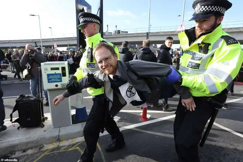 attivista di extinction rebellion fermato a londra