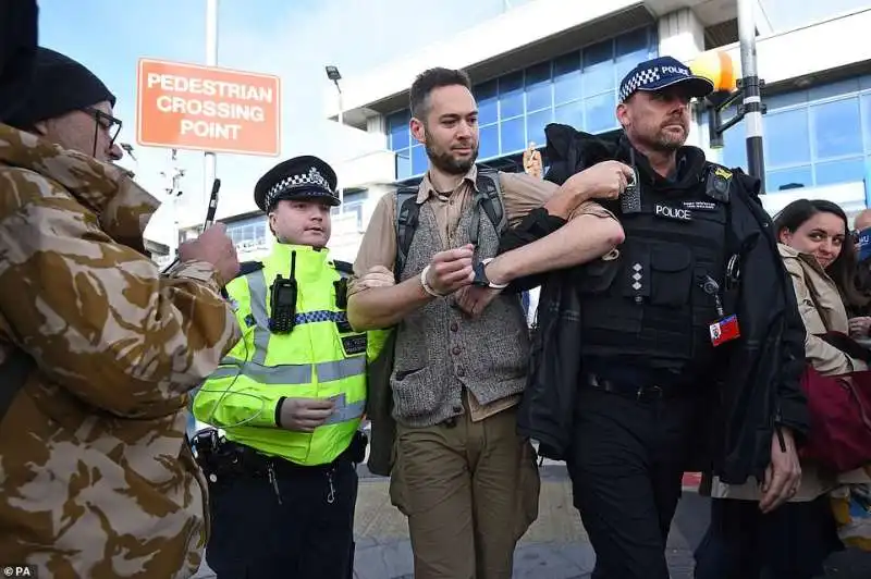 attivista di extinction rebellion fermato a londra 3