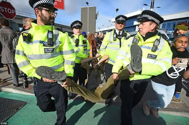 attivista di extinction rebellion fermato a londra 4