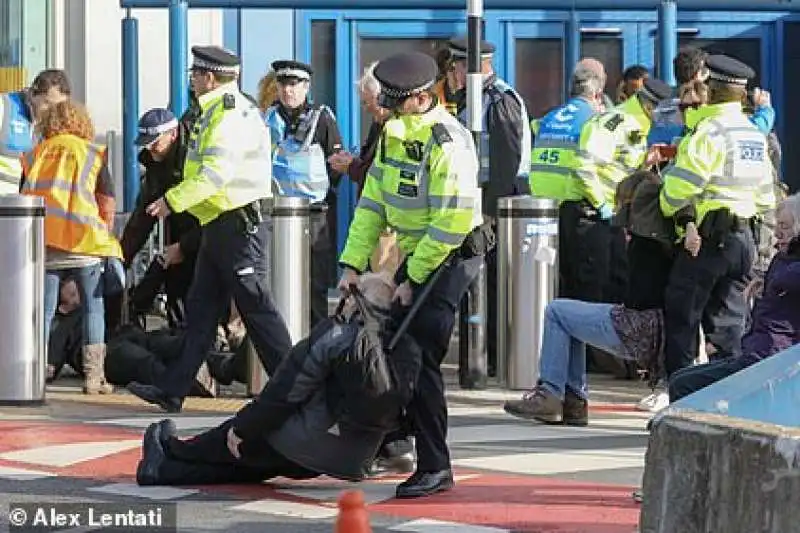 attivista di extinction rebellion fermato a londra 7