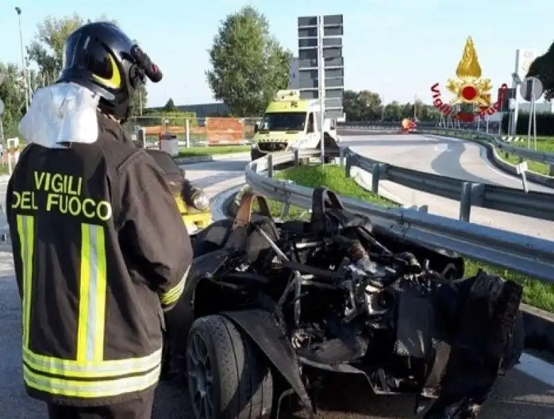 auto da corsa in fiamme 1