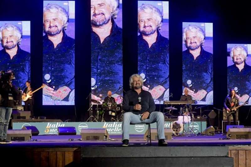 BEPPE GRILLO A NAPOLI ITALIA 5 STELLE