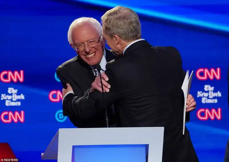 bernie sanders abbraccia tom steyer