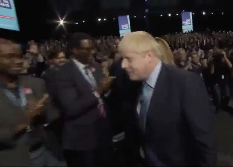 boris johnson stringe solo mani ai bianchi 3