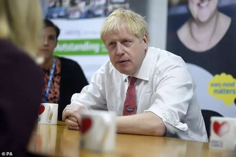 boris johnson visita un ospedale di watford