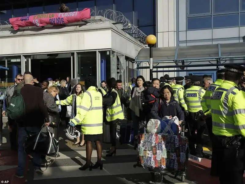 caos all'aeroporto di londra per le proteste di extinction rebellion