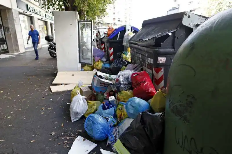 cassonetti ricolmi di rifiuti a roma 12