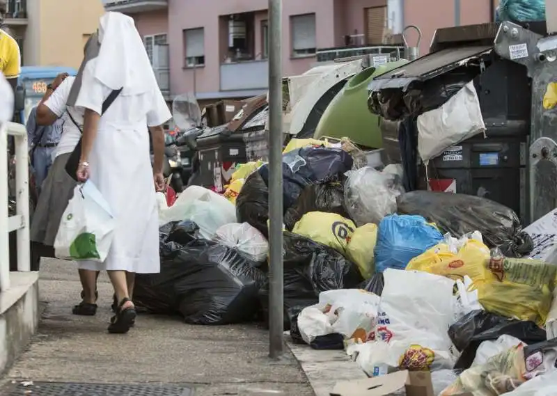 cassonetti ricolmi di rifiuti a roma 20