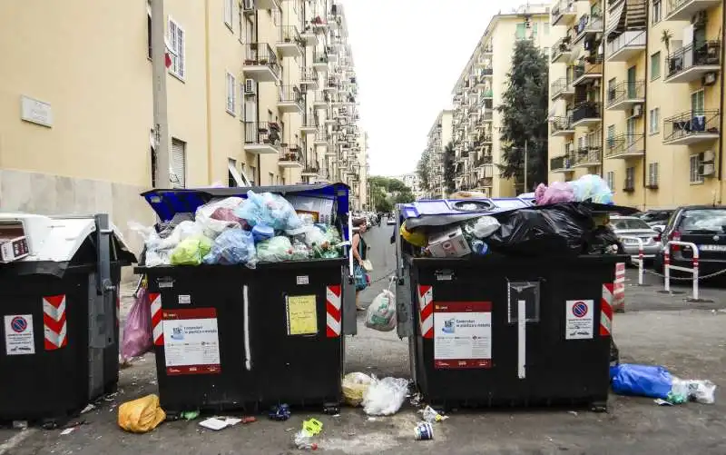 cassonetti ricolmi di rifiuti a roma 33