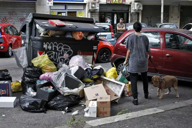 cassonetti ricolmi di rifiuti a roma 36