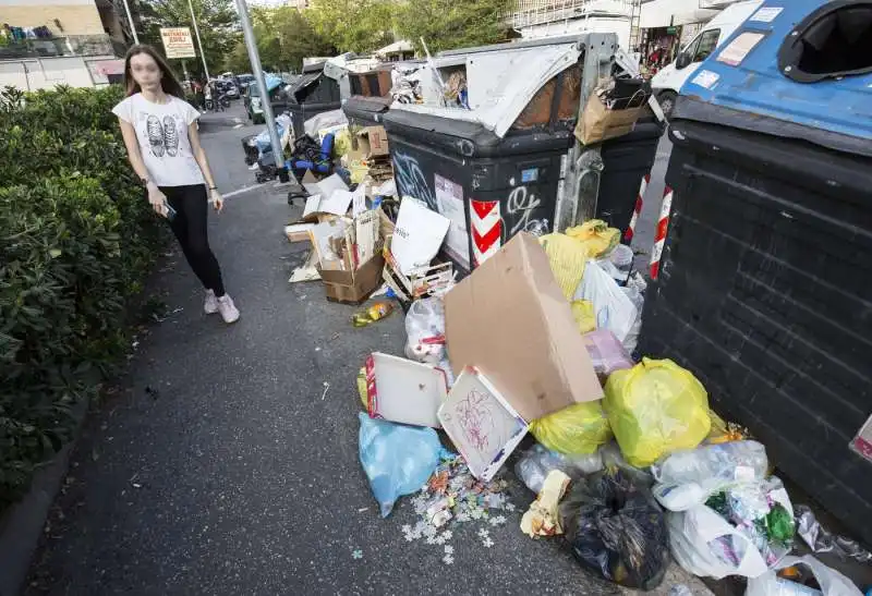 cassonetti ricolmi di rifiuti a roma 7