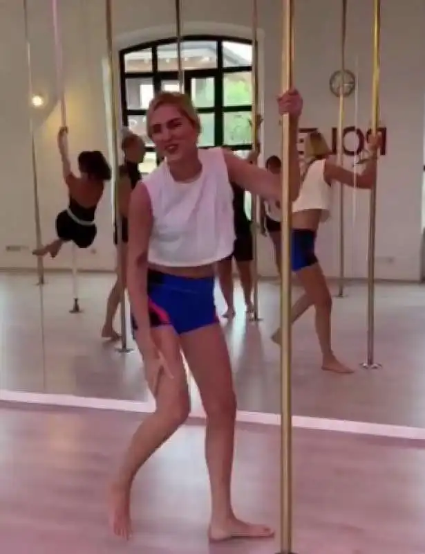 chiara ferragni fa pole dance 3