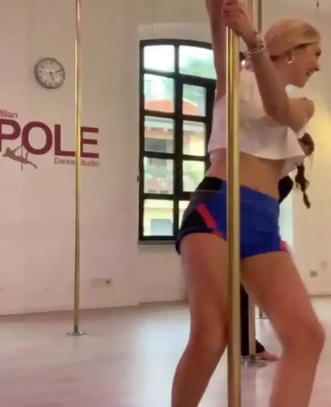 chiara ferragni fa pole dance 4