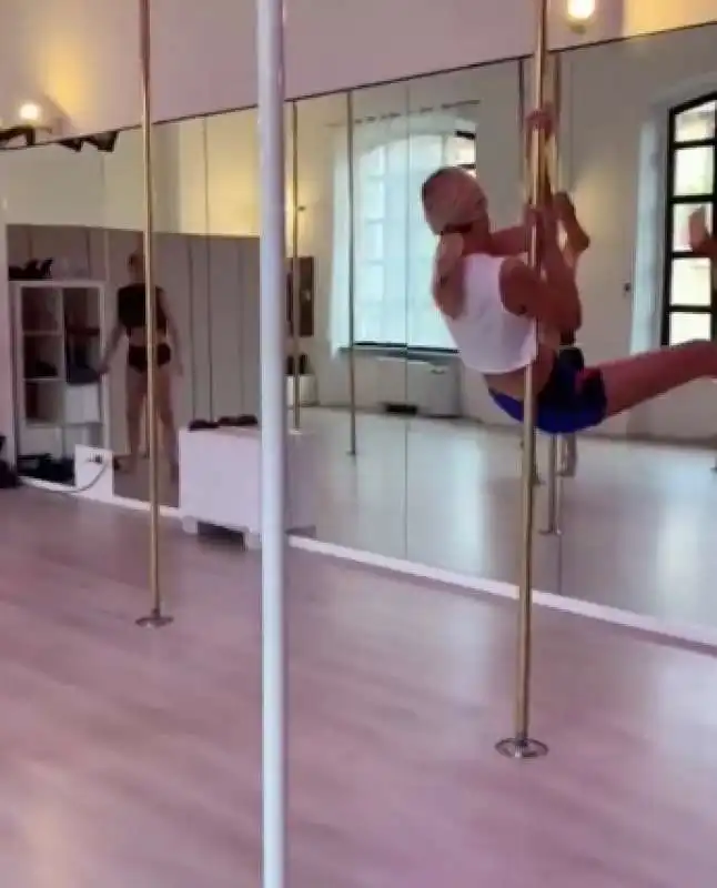 chiara ferragni fa pole dance 7