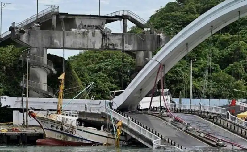 crollo ponte taiwan 2