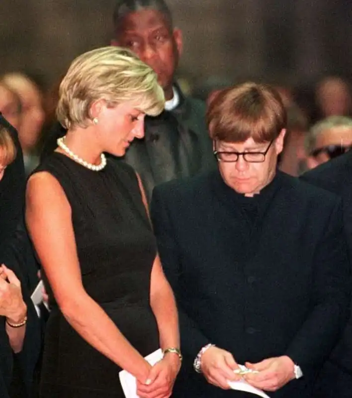 diana e elton john al funerale di gianni versace