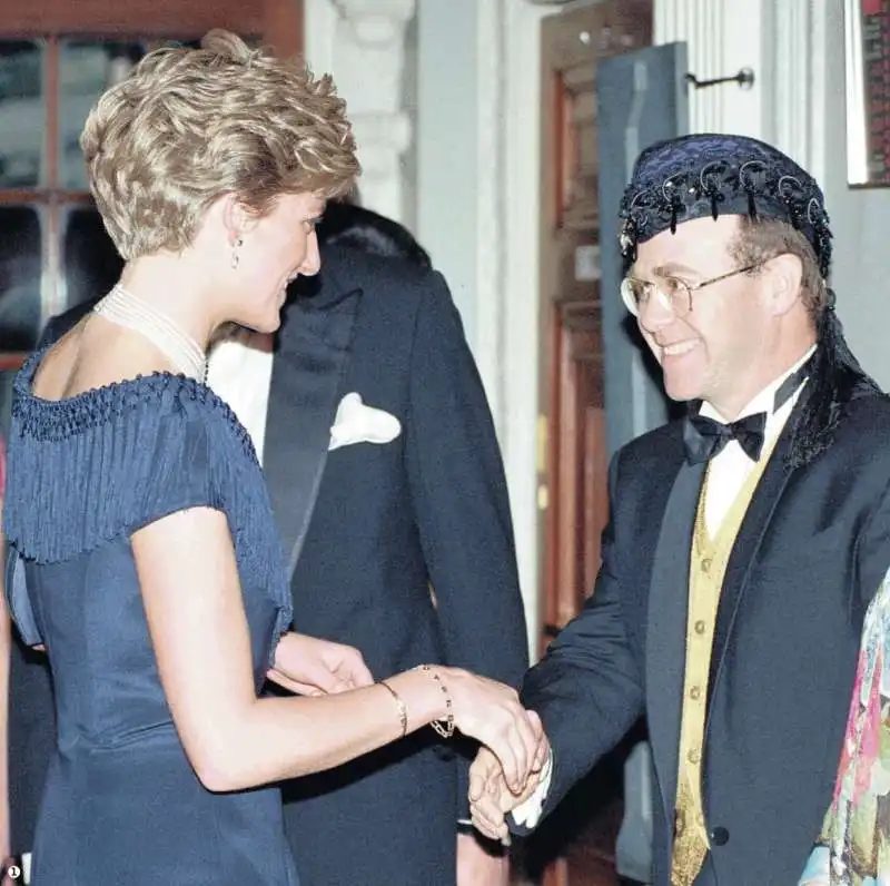 diana spencer si congratula con elton john al termine di uno show benefico a londra nel 1991