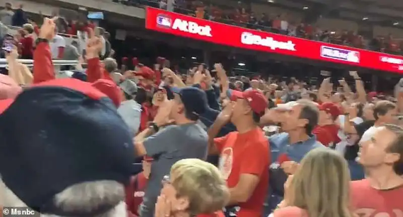 donald trump fischiato al nationals park di washington 10