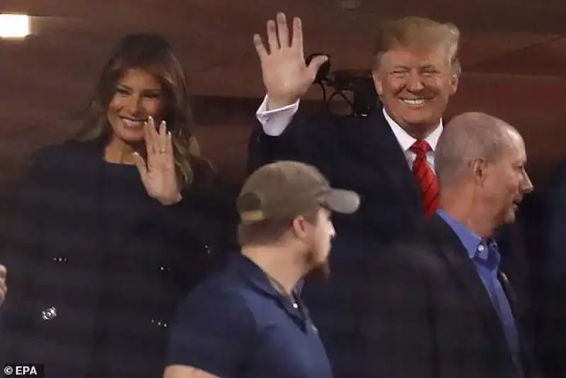 donald trump fischiato al nationals park di washington 8