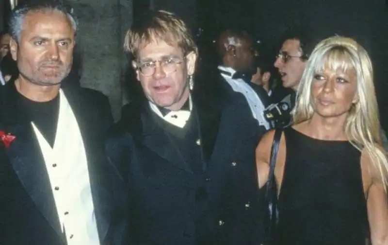 elton john e gianni e donatella versace